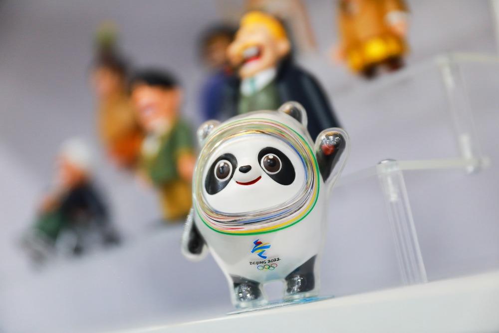 石排鎮潮玩公司生產的冬奧會吉祥物「冰墩墩」。(圖片來源:視覺中國)