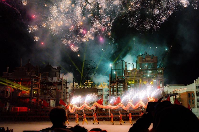 2025年,赤坎華僑古鎮的火秀廣場,每晚9點半左右會上演煙火騷,包括打鐵花、火壺、放煙花等表演,周末及假日還有舞火龍表演。(圖片來源:視覺中國)