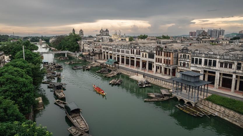 赤坎古鎮騎樓街依水而建,600多座騎樓融合中西建築風格,極具特色。(圖片來源:視覺中國)