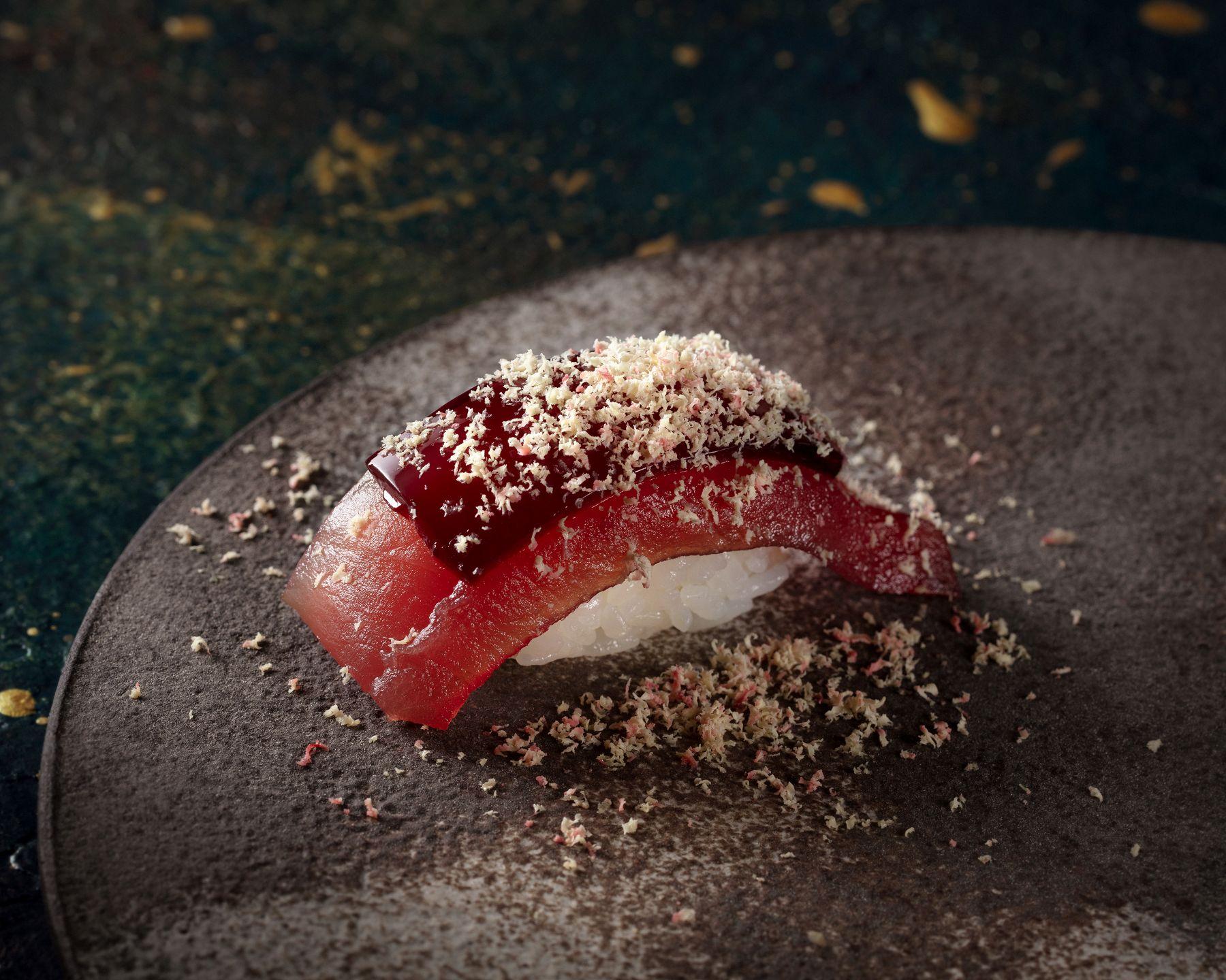 吞拿魚紅酒漬配飄雪鵝肝壽司($28/件)供應日期:5月1日至5月28日