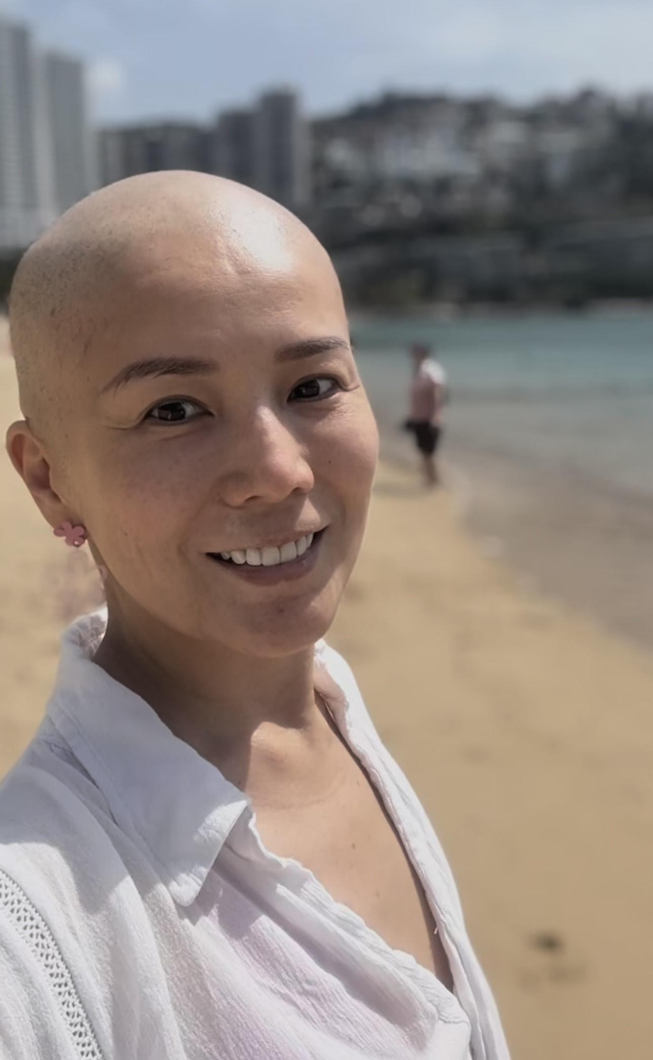 吳文忻去沙灘曬太陽 。