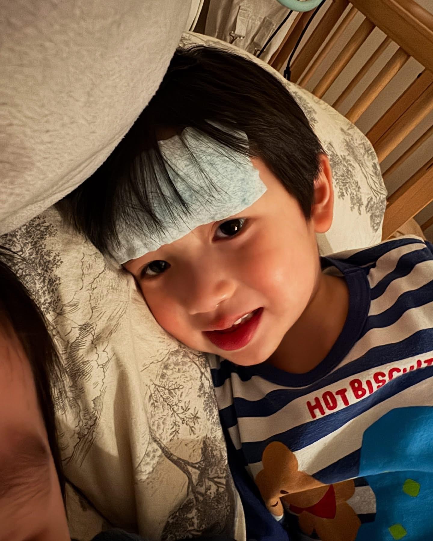 吳日言兒子更發燒需貼上退熱貼。