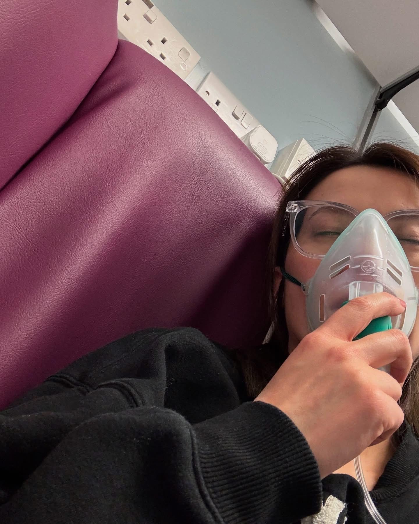 吳日言高燒到40℃,血含氧量降到83,在英國留院觀察。