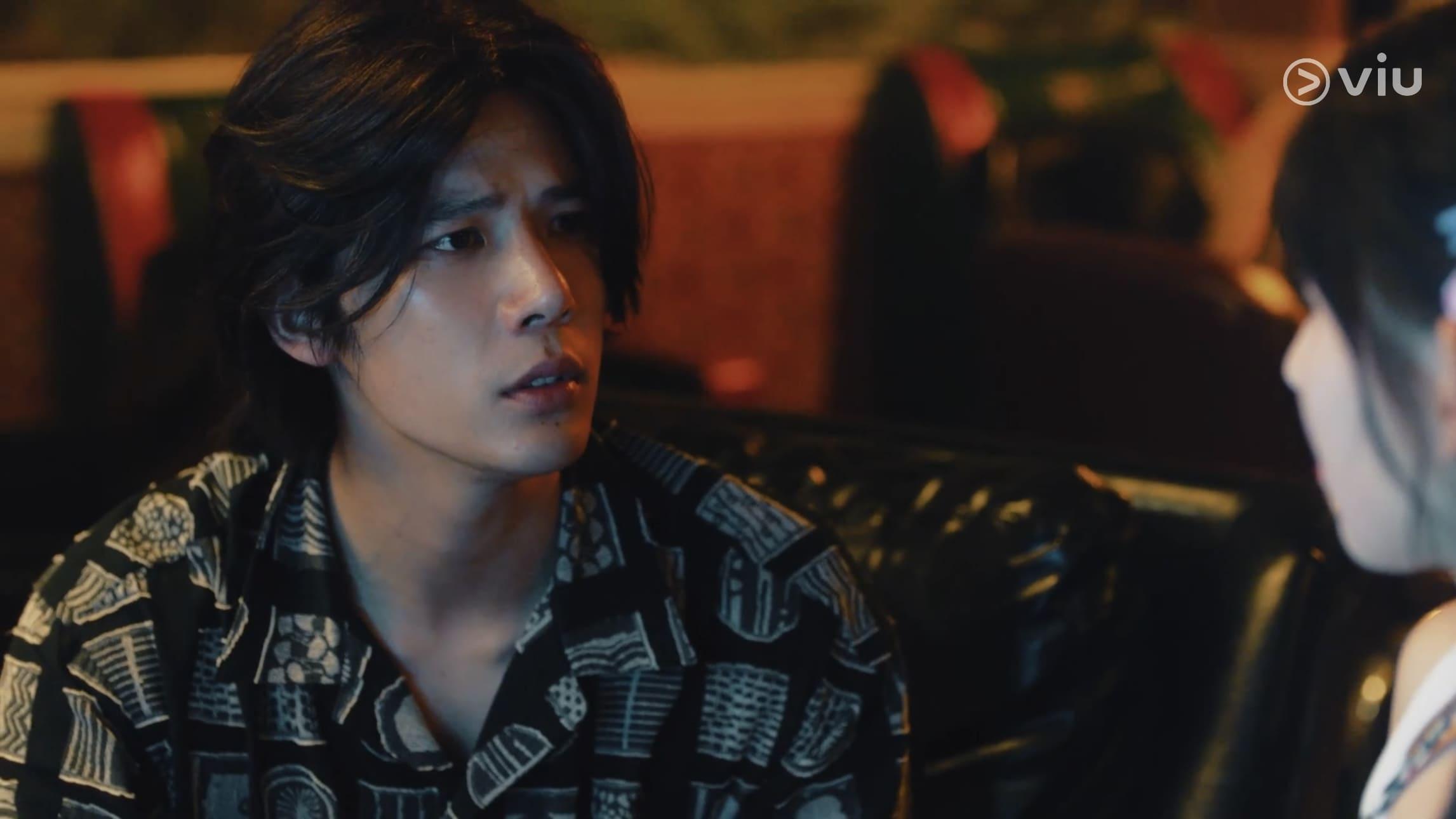 周水(王安宇飾)完美復刻了千禧年妝造。