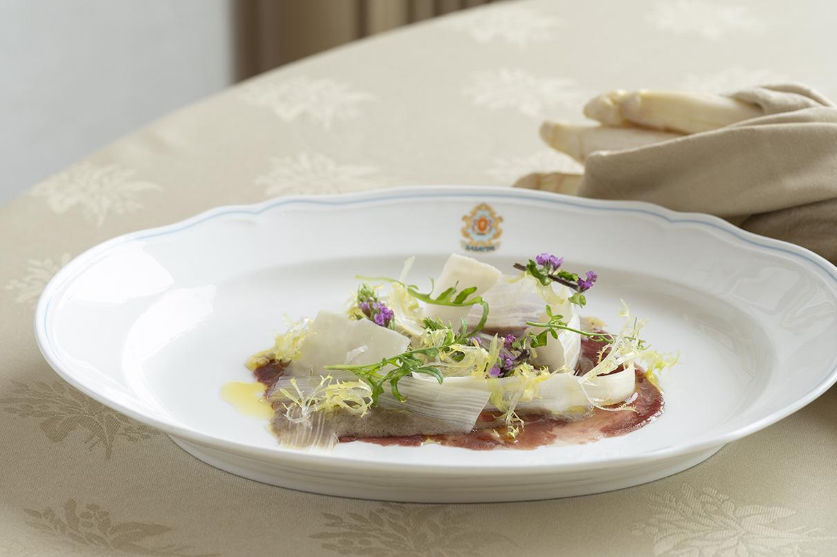 和牛生薄片配白蘆筍及烏魚子