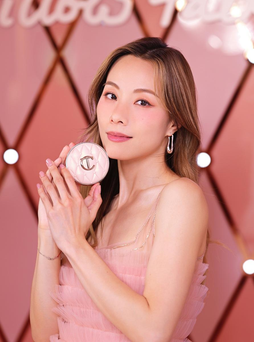 品牌邀請夢幻女神鄧麗欣(Stephy)及雲浩影(Cloud)率先試用新品「心動粉氣墊」,示範「光澤奶油肌」的高級細緻妝感。