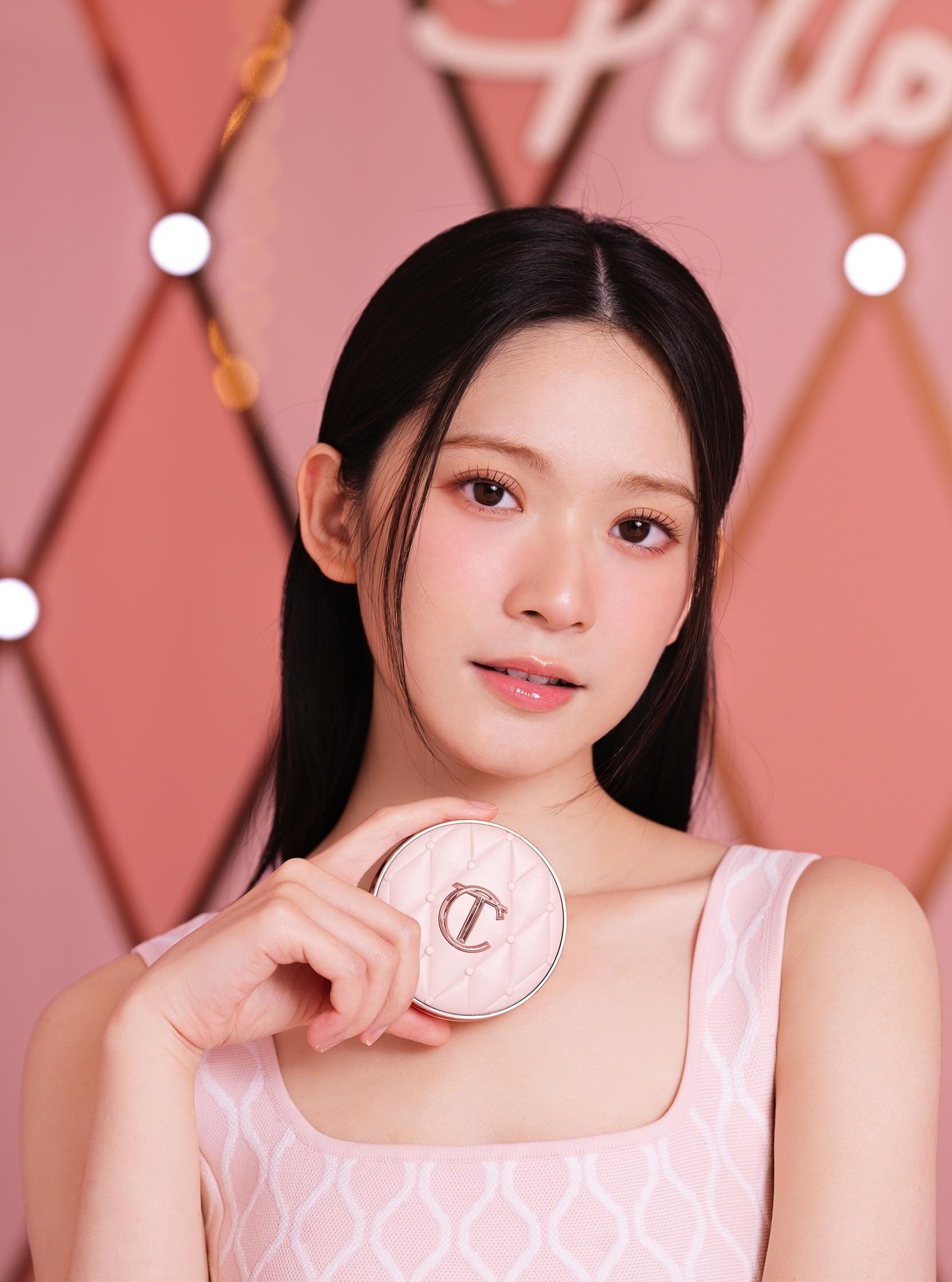 品牌邀請夢幻女神鄧麗欣(Stephy)及雲浩影(Cloud)率先試用新品「心動粉氣墊」,示範「光澤奶油肌」的高級細緻妝感。