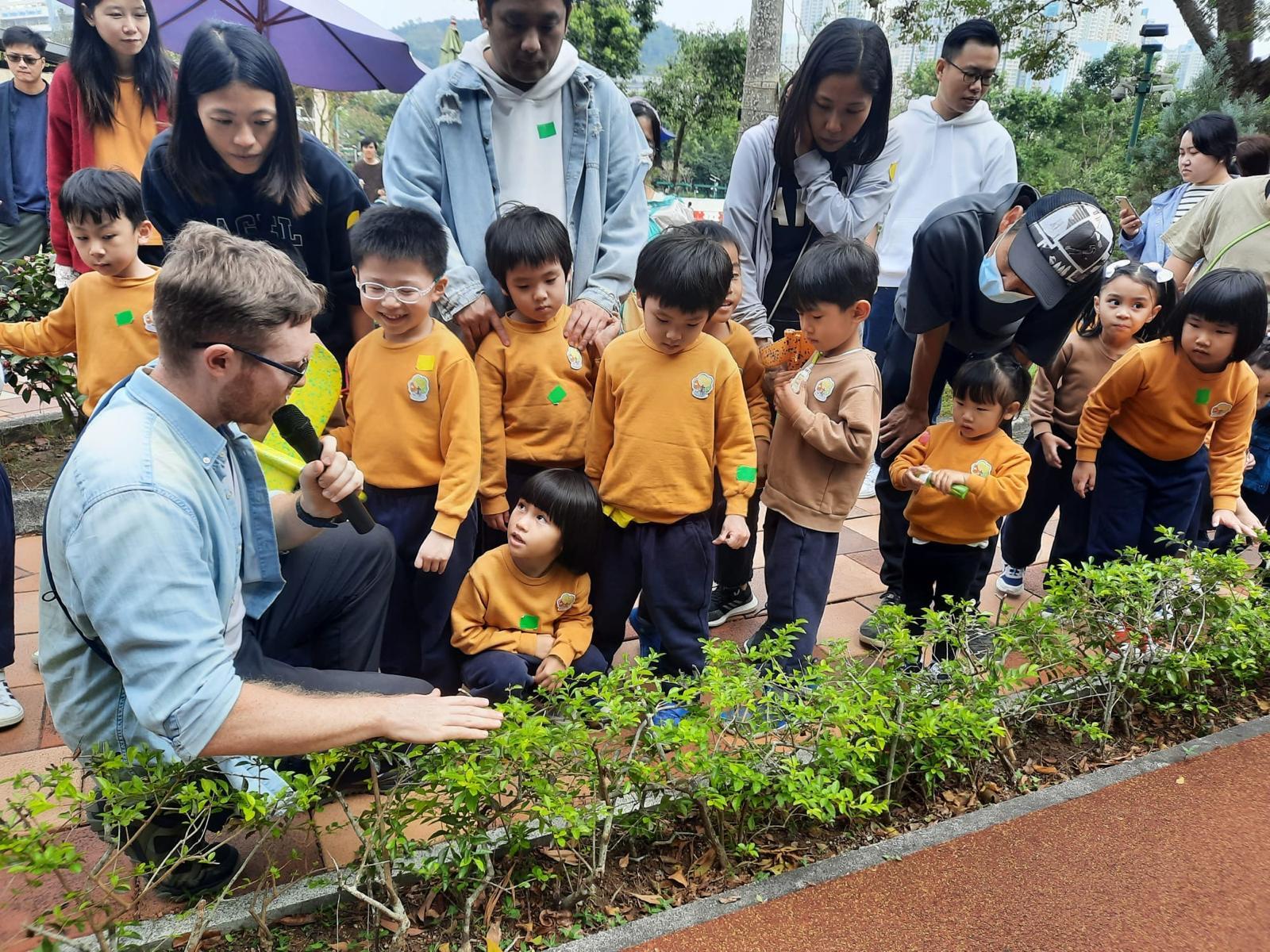 外籍英語老師會帶領學生出外參觀。(學校提供圖片)