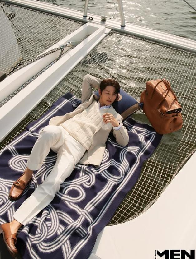 一身Ralph Lauren服飾的宋仲基,示範老錢風時尚穿搭。