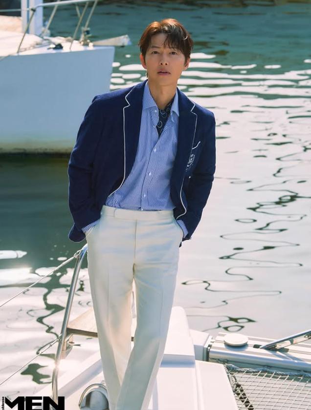 海軍藍襯衫,搭配白色褲子,清爽的魅力,讓人瞬間感受到海風的颯爽。