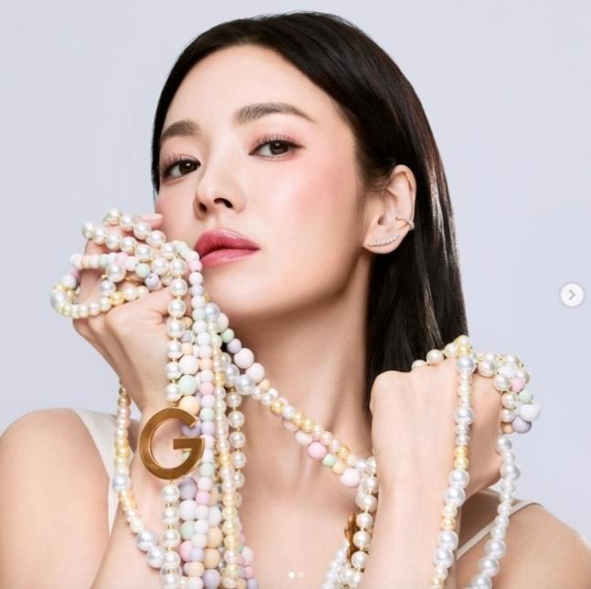 43歲宋慧喬顏值近日在IG分享靚相,美貌讓人心動。