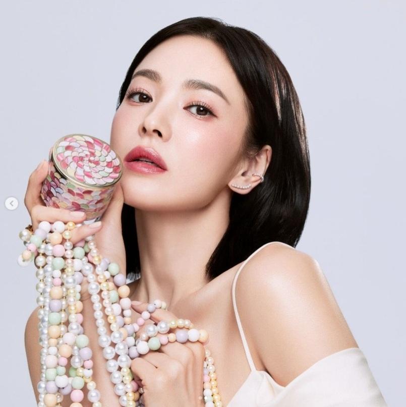 宋慧喬依然保持著出道時的風采,年月遲遲未有把她俏麗磨去。