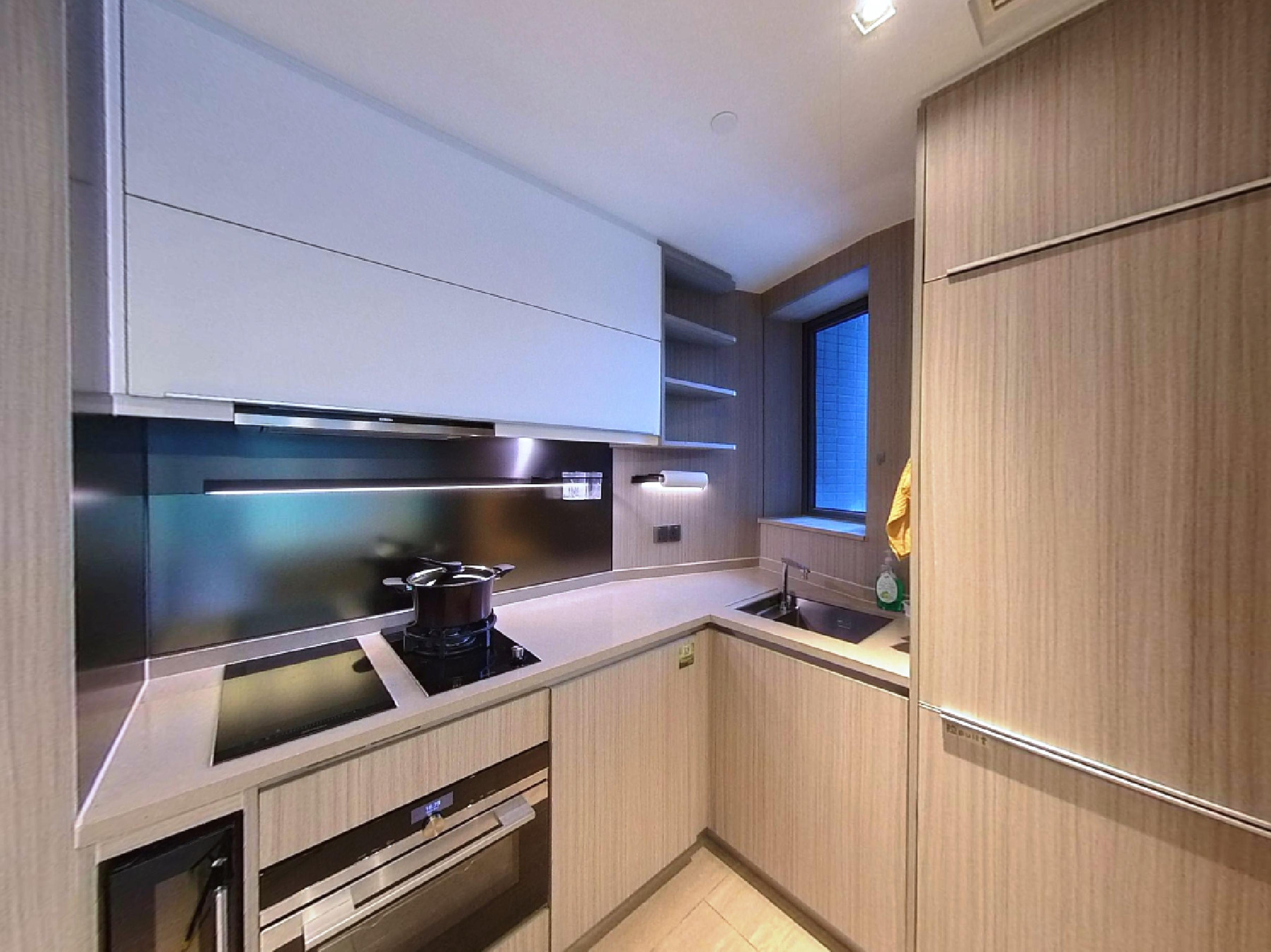 開放式廚房用料及設計美觀,仍然新淨。