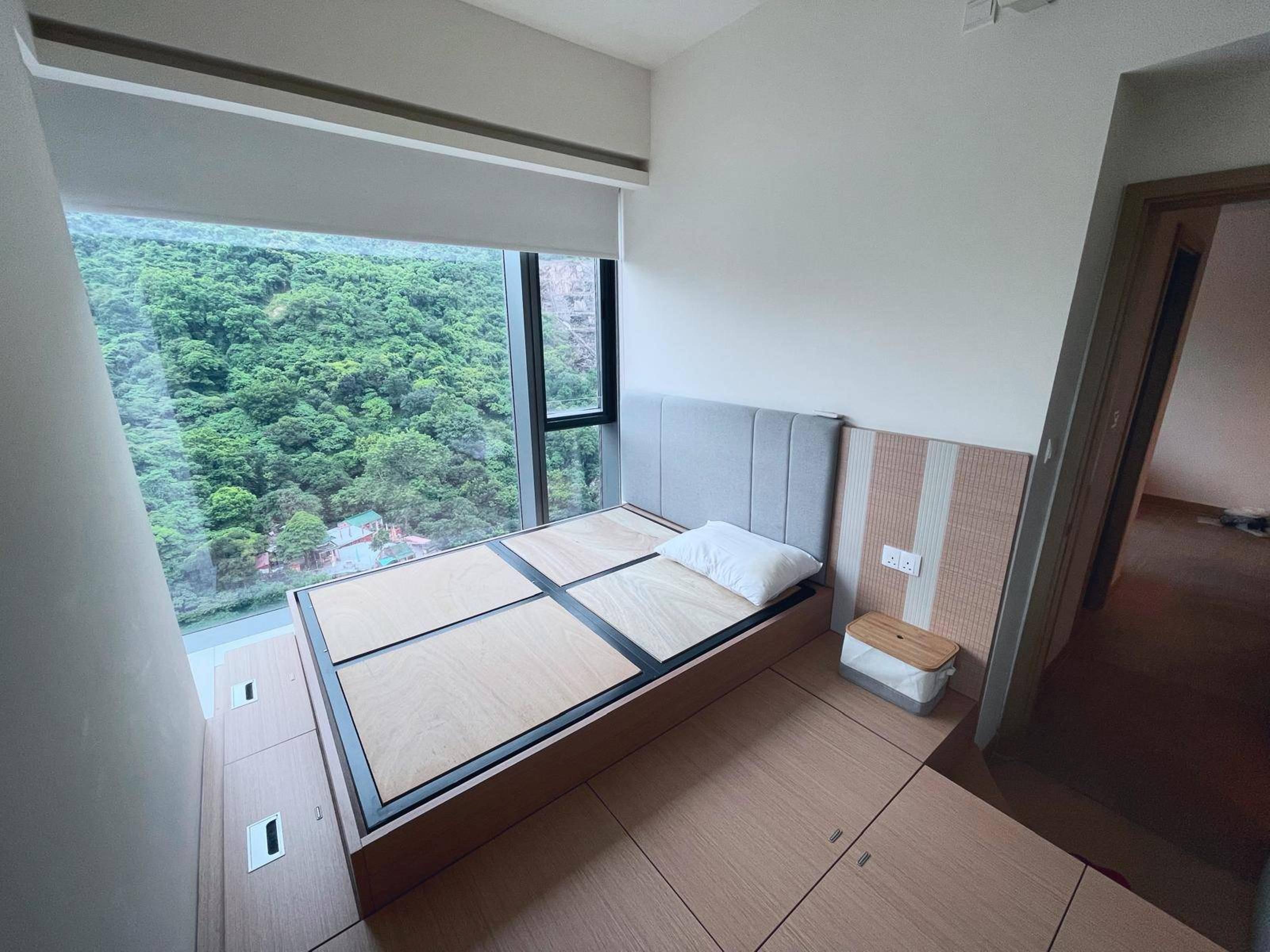 主人房設有雙人床及地台,簇新實用。