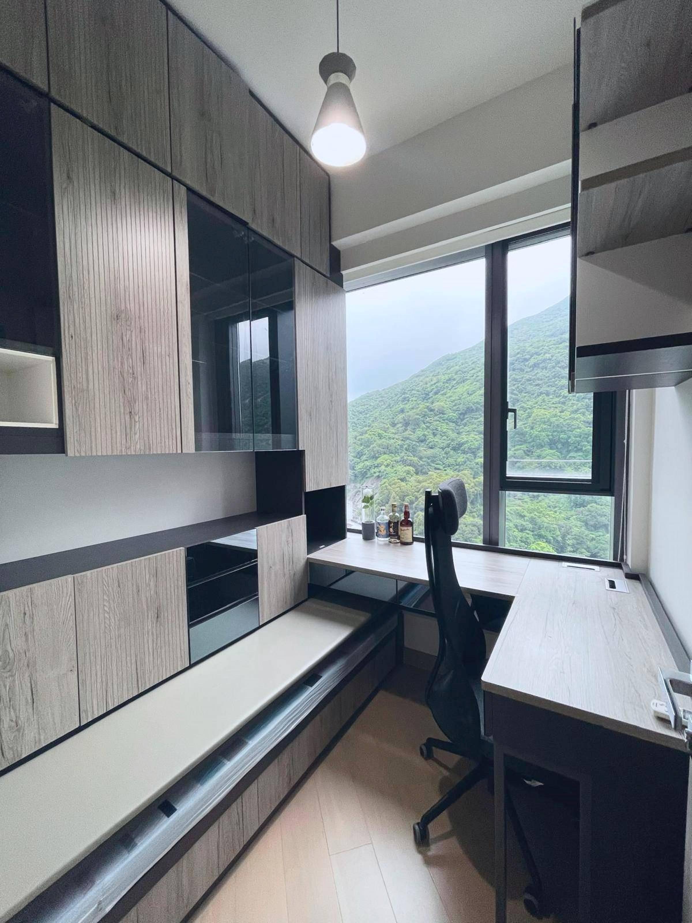 另一間房用作書房,設有書桌連大型組合櫃,收納空間十分充足。