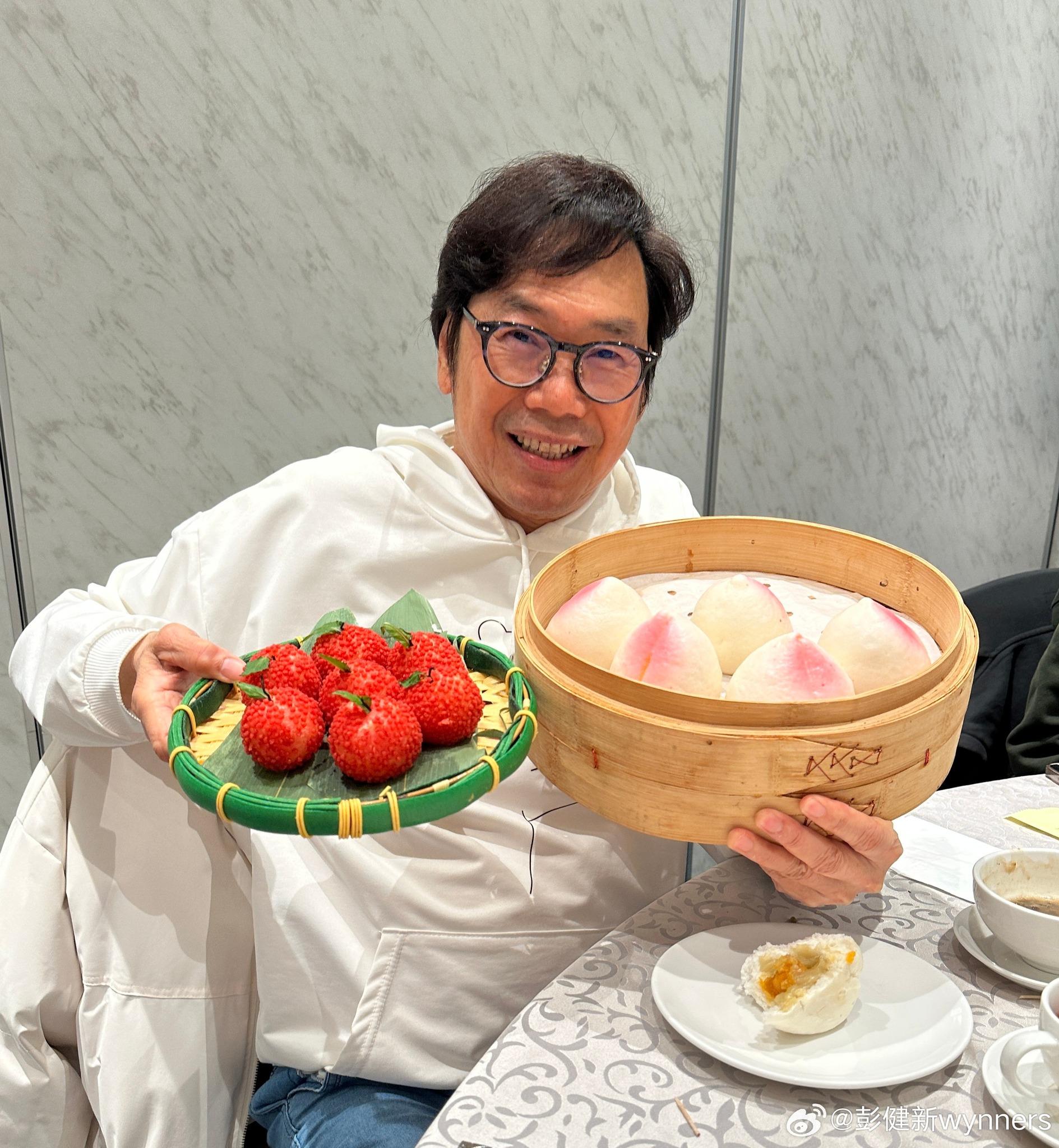 健仔壽宴還有大大粒荔枝與壽包。