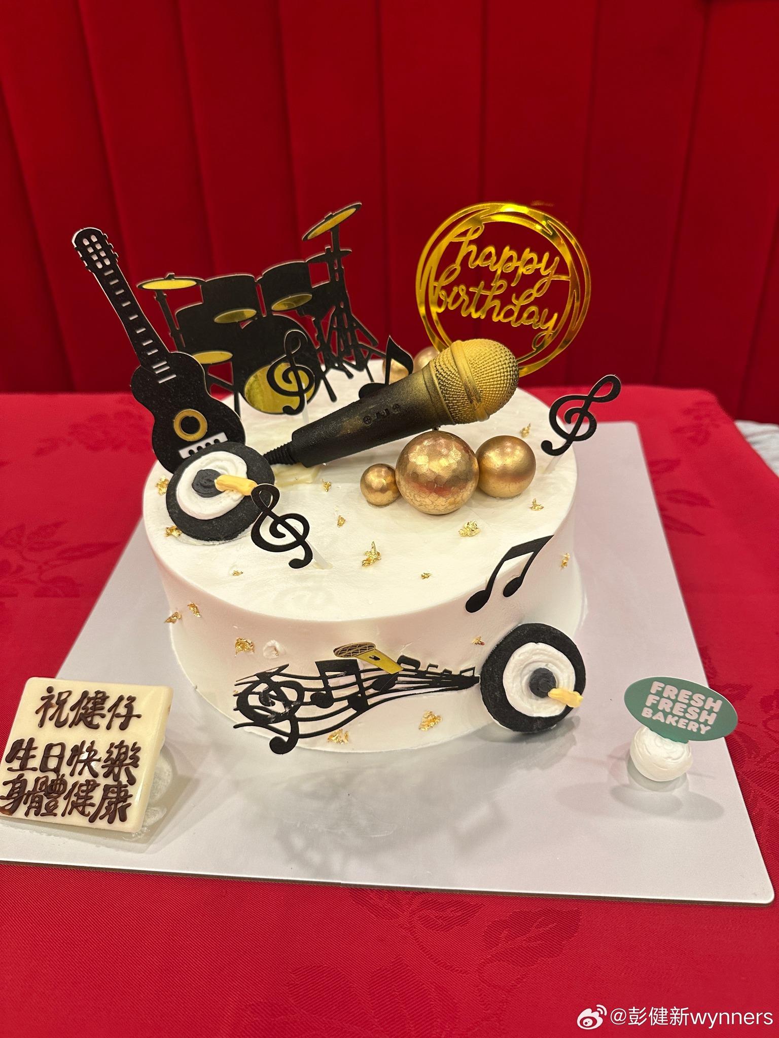 眾好友為健仔準備了金咪結他蛋糕。