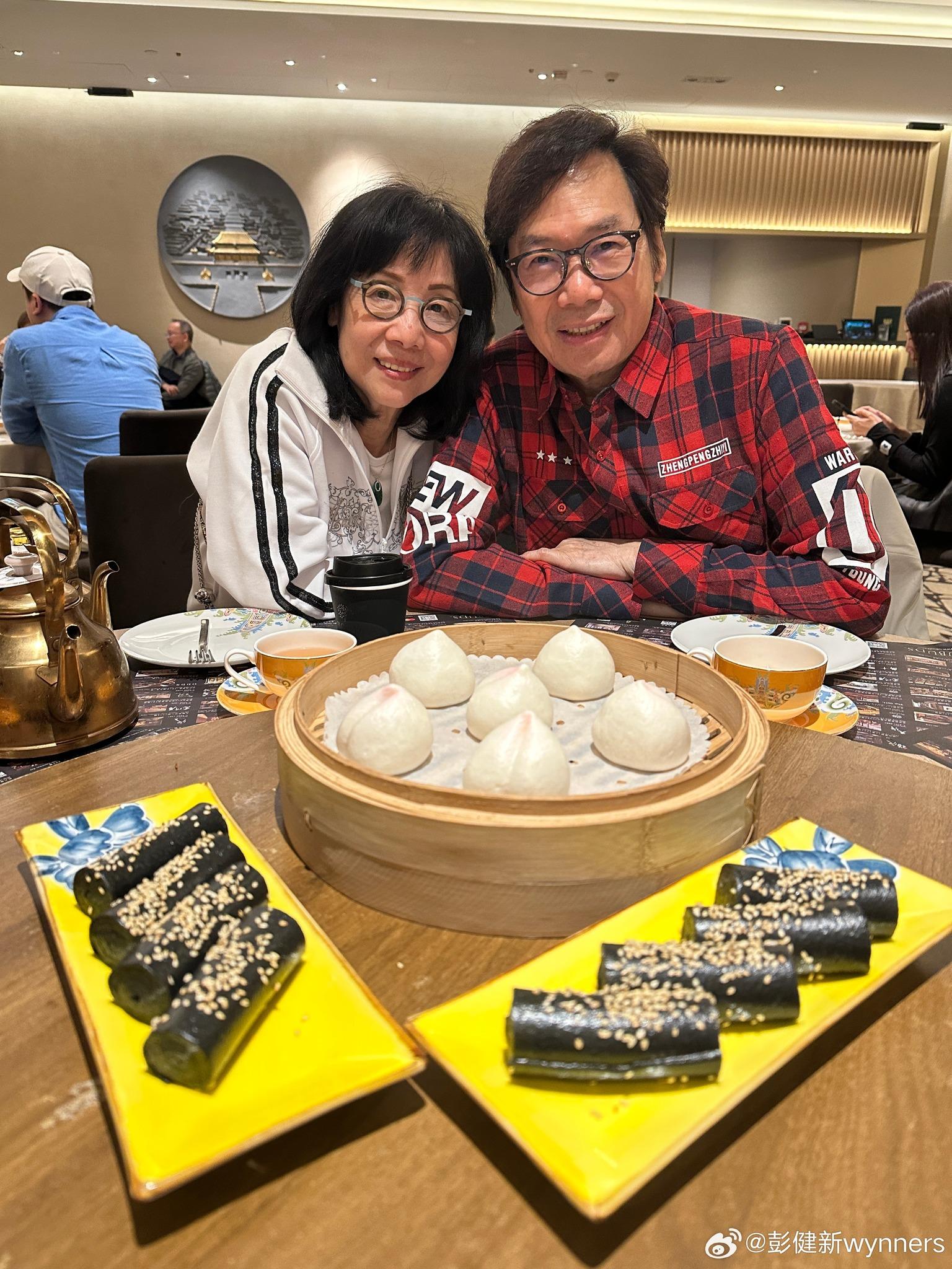 健仔與太太Mona,還有至愛小食芝麻卷。