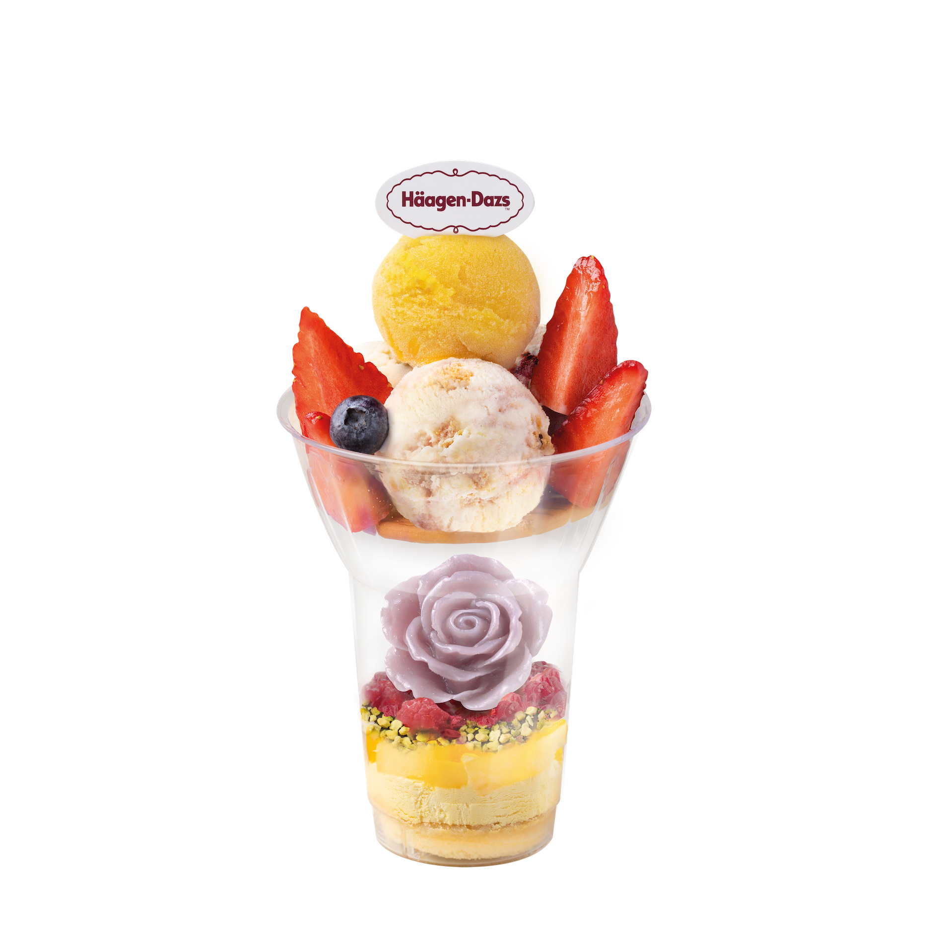 心意花園$92 上層4球雪糕伴以士多啤梨及藍莓,底下的食用花飾以莓果和開心果碎襯托,配上芒果菠蘿蛋糕。