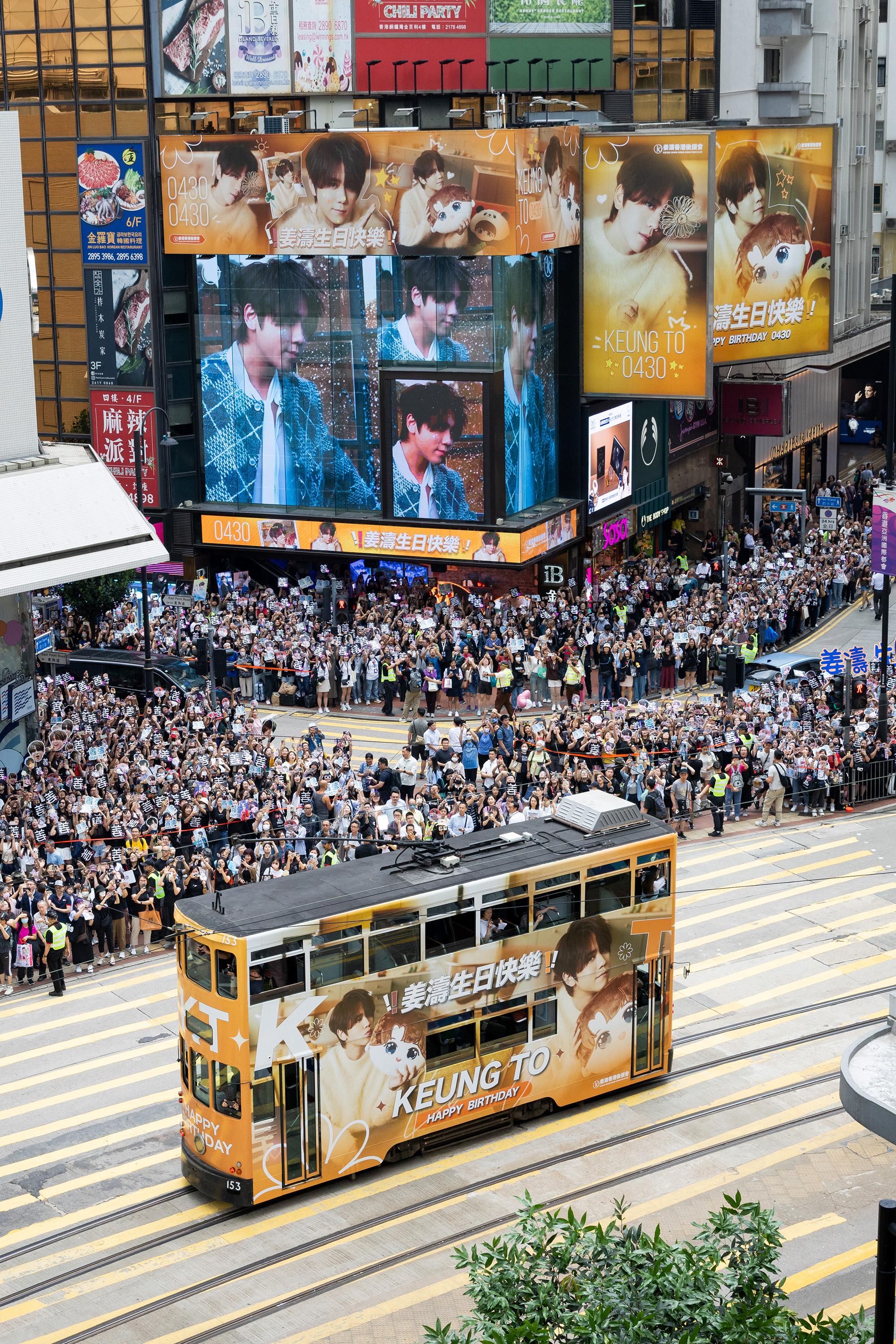 披有姜濤廣告「姜叮」駛經姜濤灣。