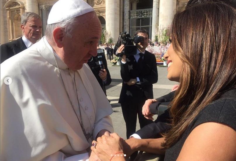 Eva Longoria上張一張與教宗的合照,悼念他的離世。