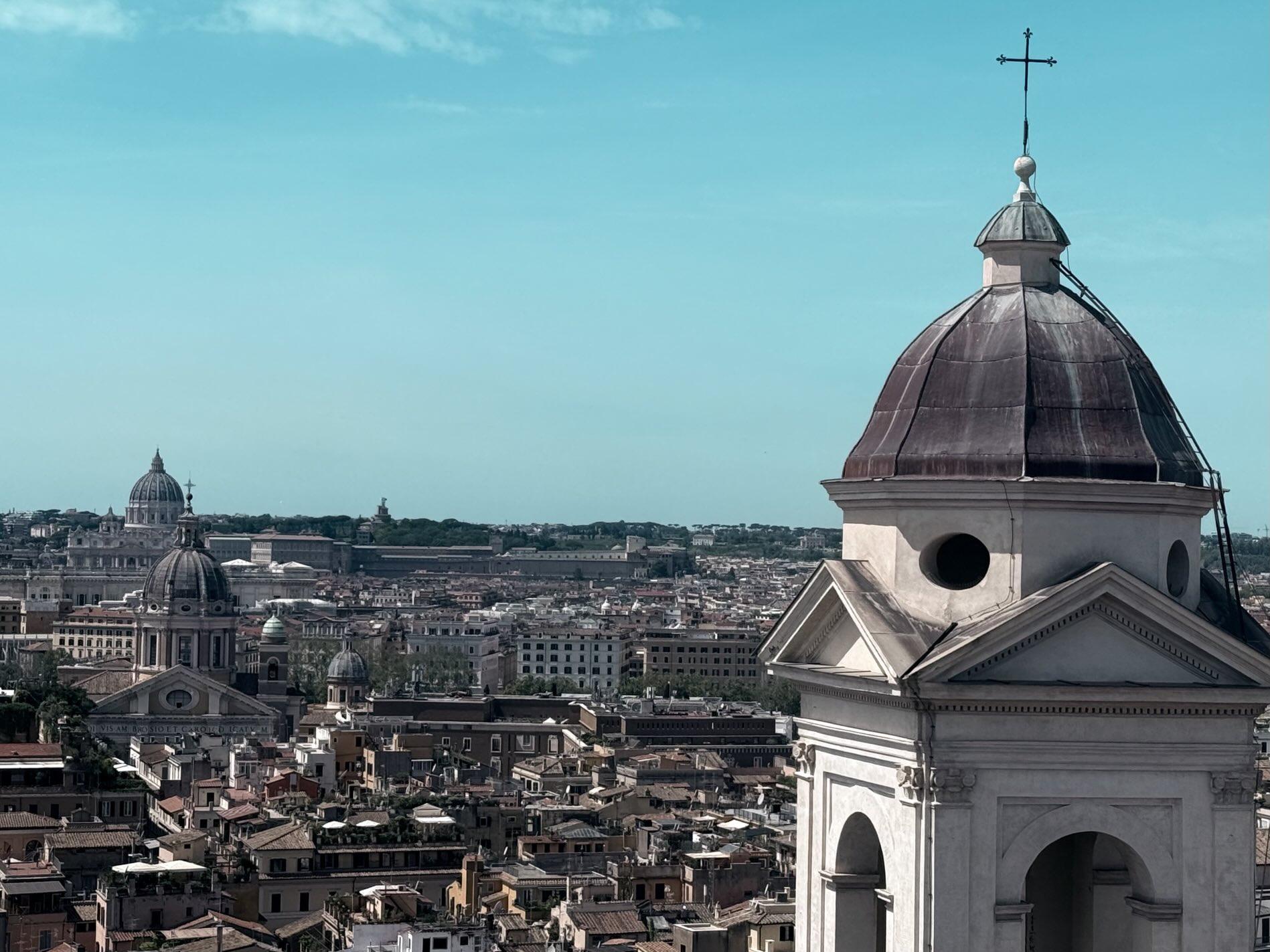 羅素高爾在X發了一張梵蒂岡的風景照,悼念教宗。