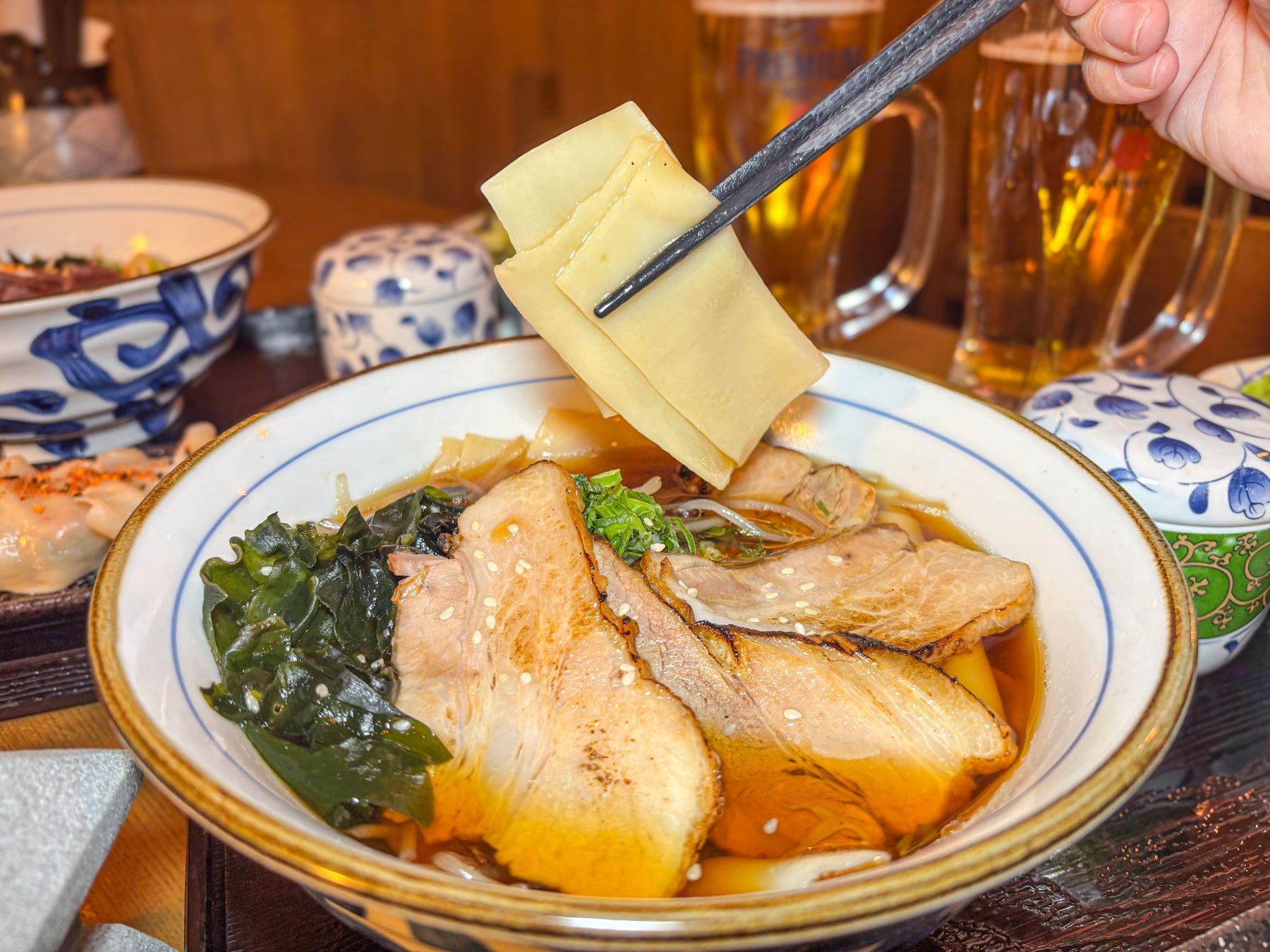 日式叉燒醬油湯布麵 嚴選北海道米豚製作叉燒,配民豐日式手工布麵。