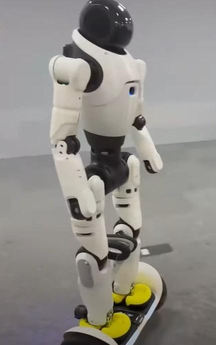 智元機器人能平穩使用平衡車。(網上圖片)