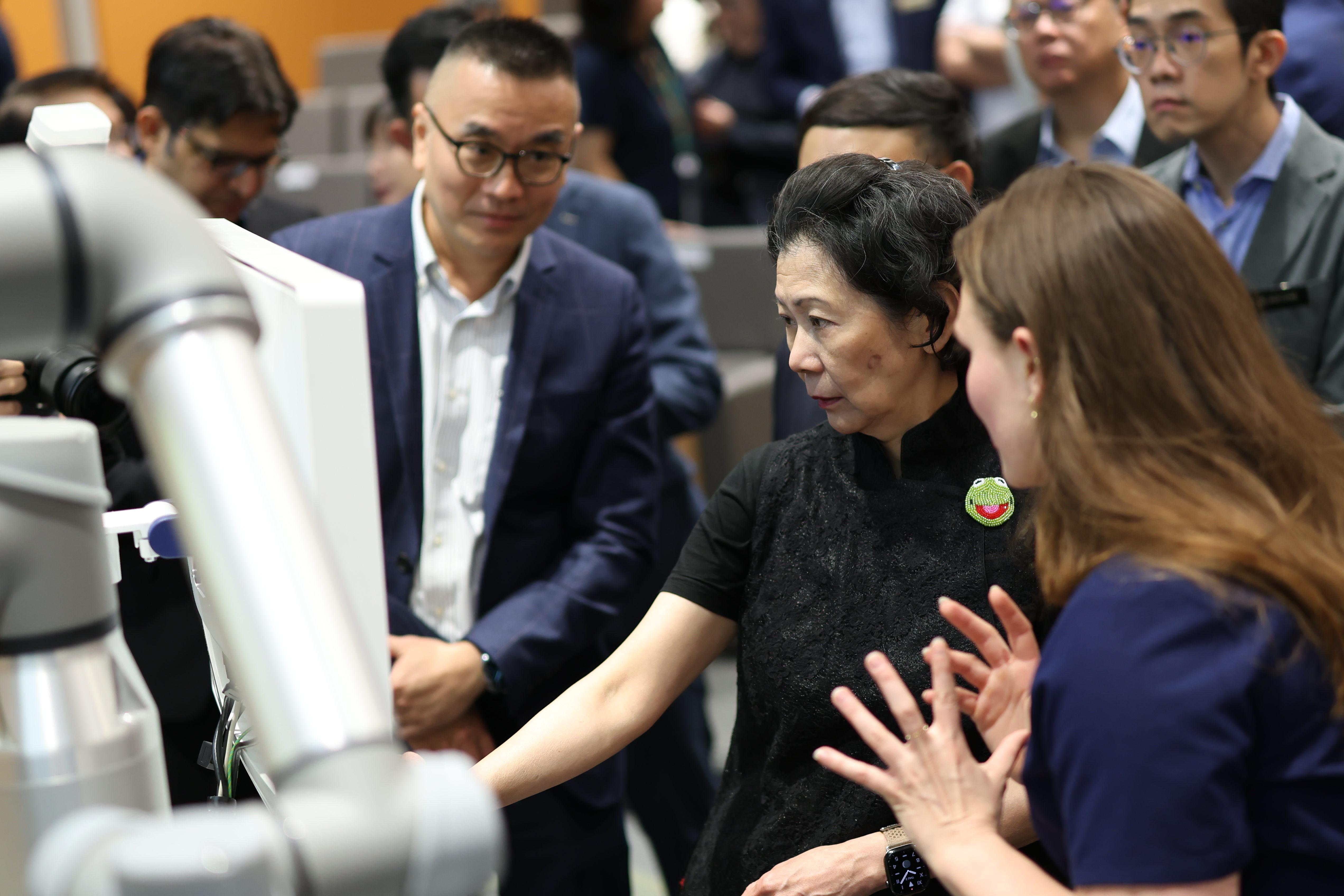 親身出席發布會的包括李嘉誠基金會董事周凱旋(圖)、淡馬錫信託基金會主席兼前總理李顯龍太太何晶,以及密西根大學李嘉誠講座教授徐蓁。(李嘉誠基金會提供)