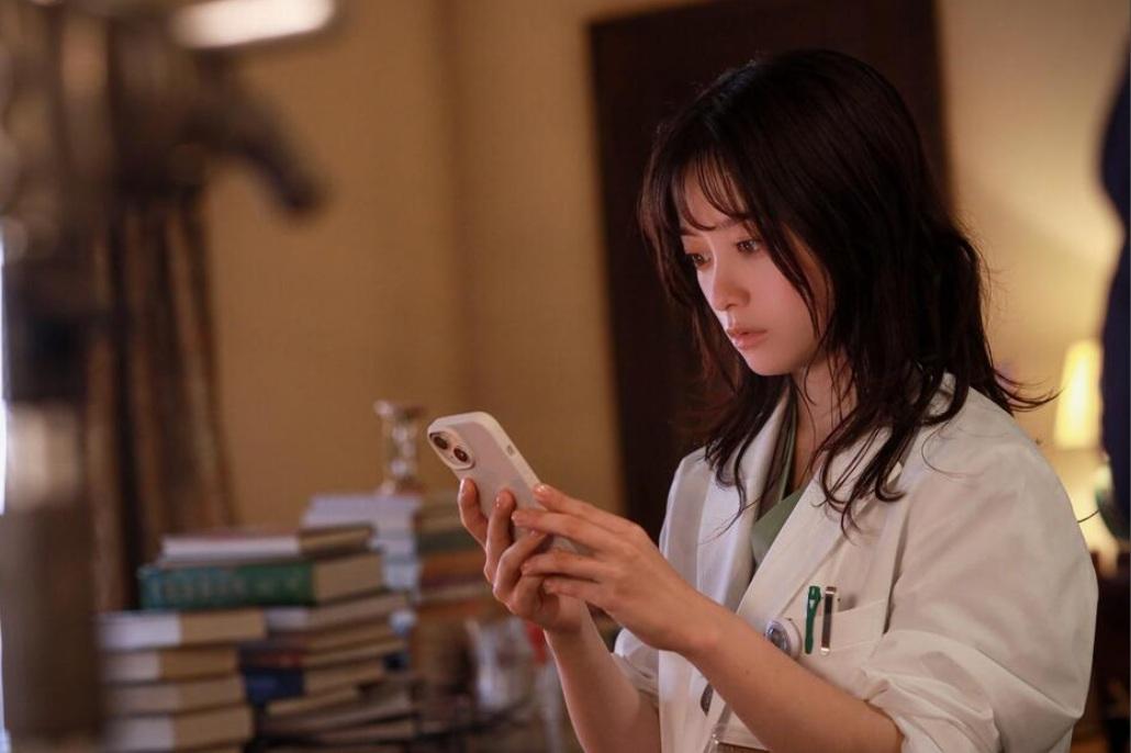 橋本環奈於新劇《天久鷹央的推理病歷表》中,飾演醫生天久鷹央。