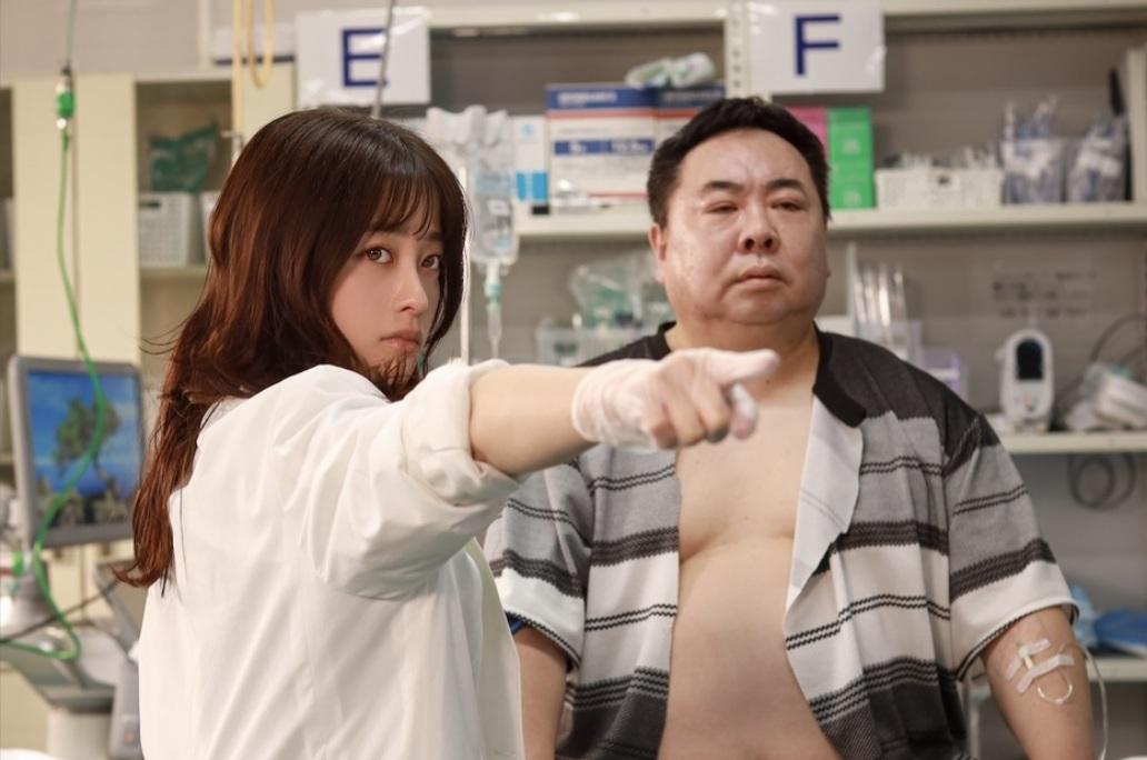 穿上醫生服的橋本環奈,看上去既專業又可愛。