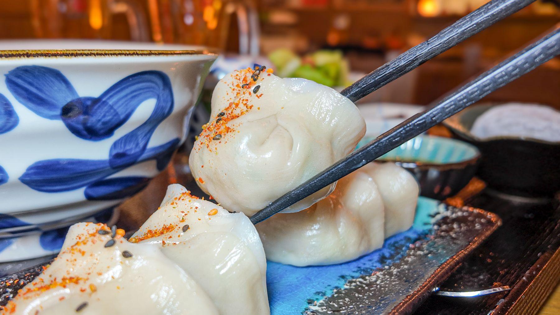 蒸煮民豐白菜豬肉手握餃子(配秘製柚子醋)肉餡鮮甜多汁,餃子皮散發鮮活麵粉香氣。