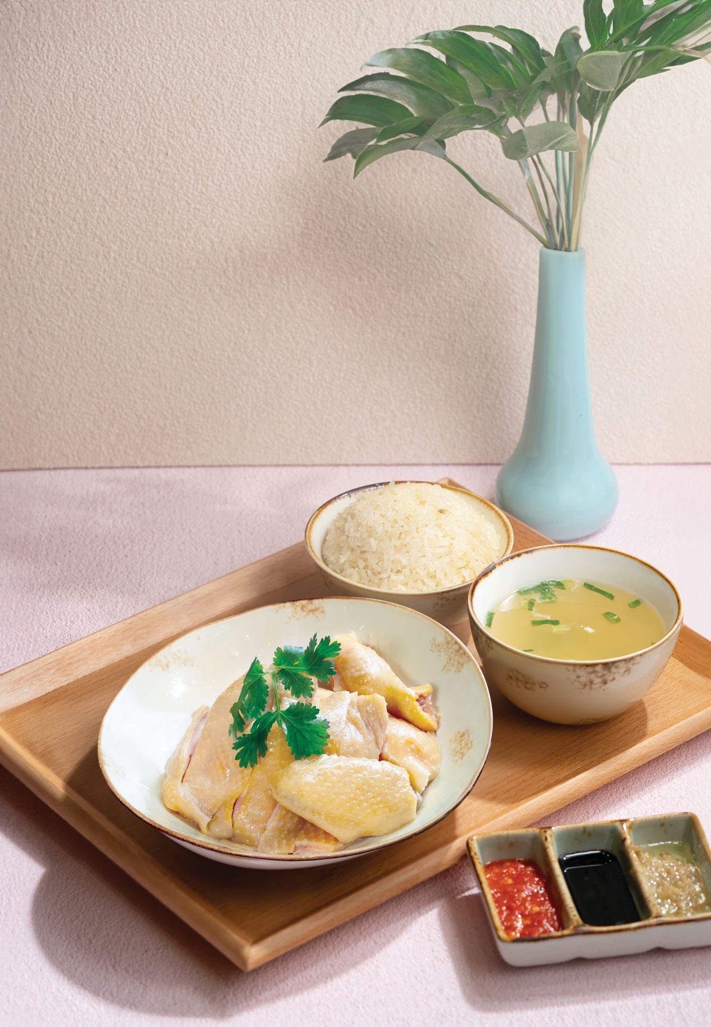 「爺子海南雞飯」 套餐包括小食、椰子雞湯、椰香雞飯及檸檬茶,原價每客$128,折後人均只需$64。