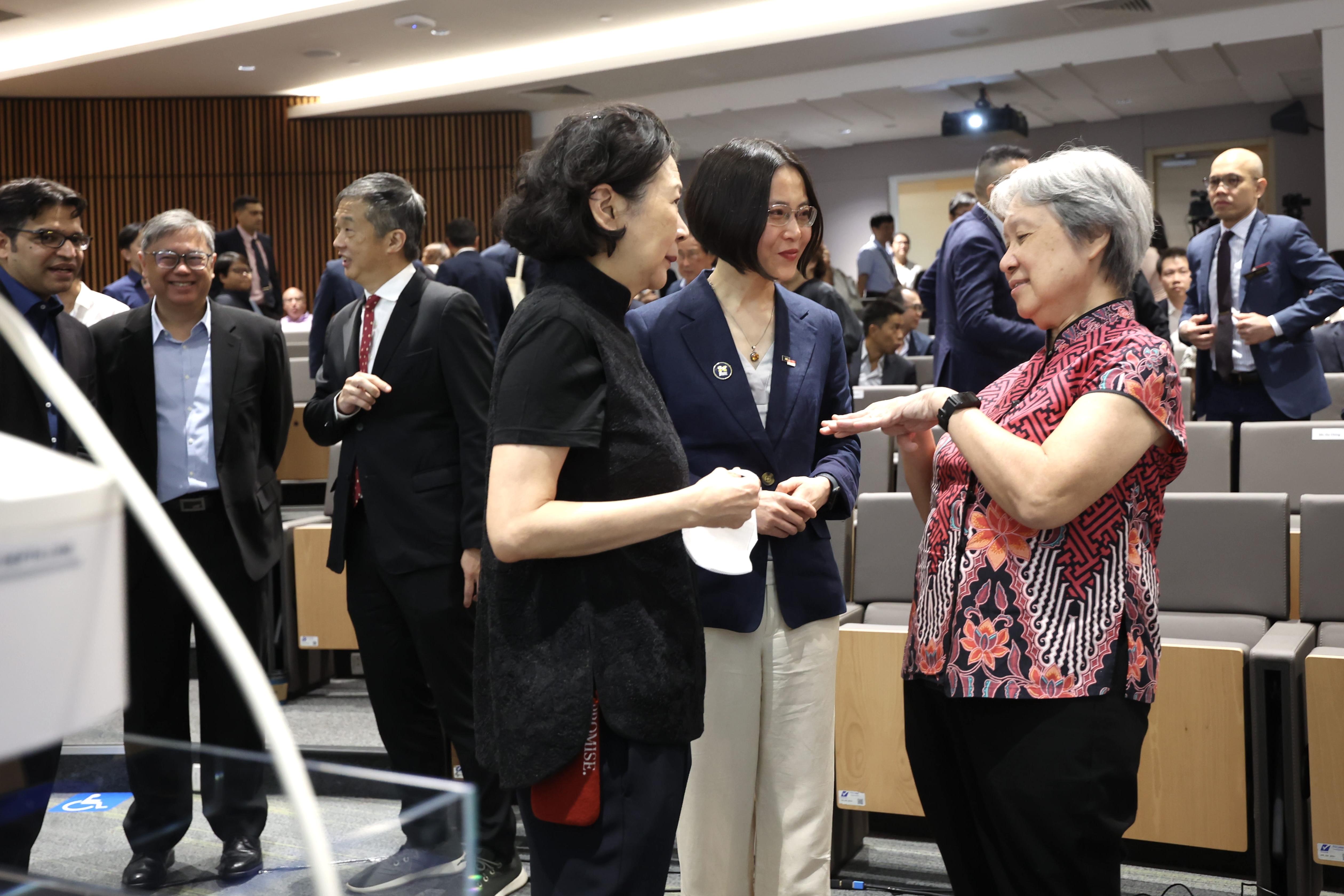 親身出席發布會的包括李嘉誠基金會董事周凱旋、淡馬錫信託基金會主席兼前總理李顯龍太太何晶,以及密西根大學李嘉誠講座教授徐蓁。(李嘉誠基金會提供)