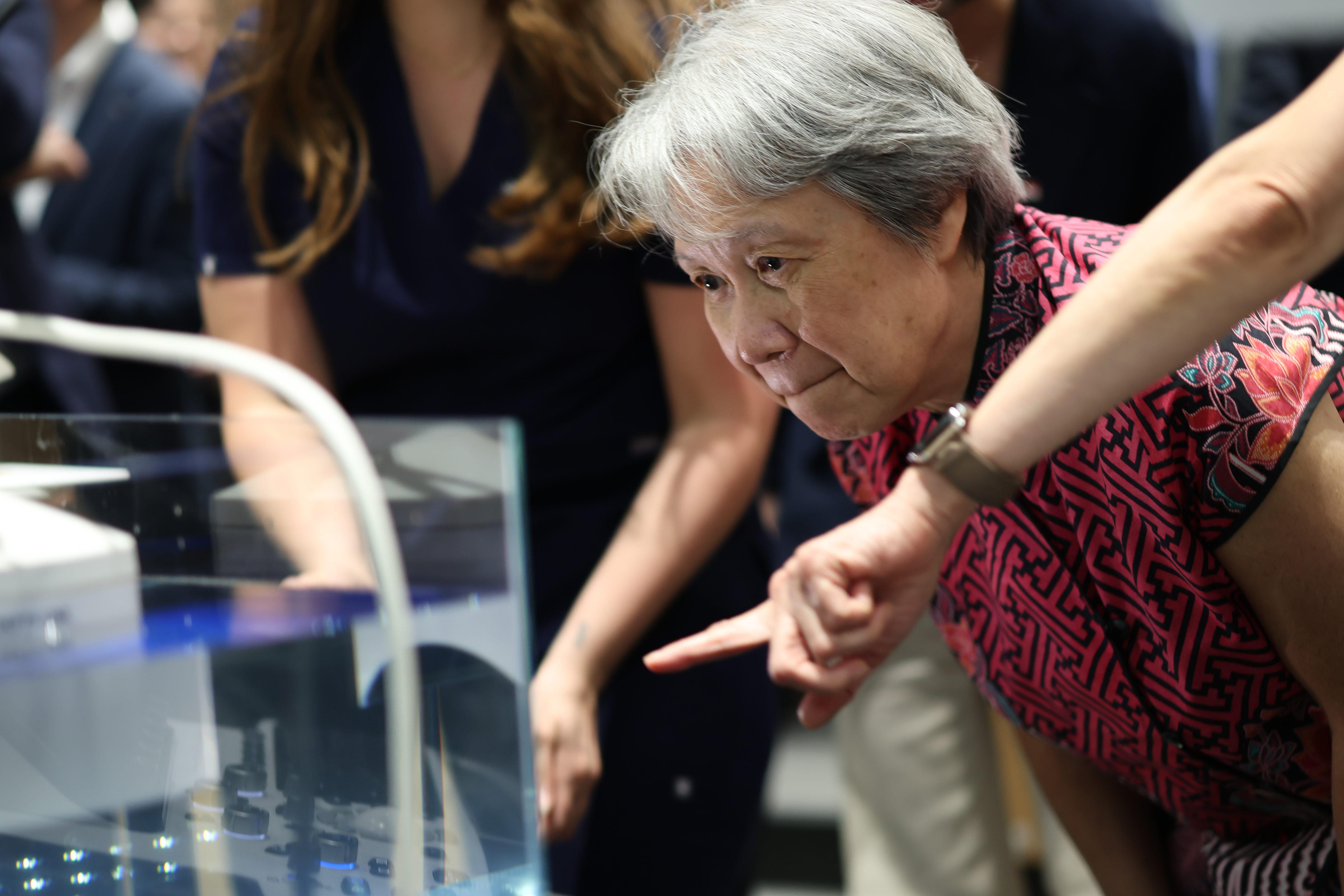 親身出席發布會的包括李嘉誠基金會董事周凱旋、淡馬錫信託基金會主席兼前總理李顯龍太太何晶(圖),以及密西根大學李嘉誠講座教授徐蓁。(李嘉誠基金會提供)