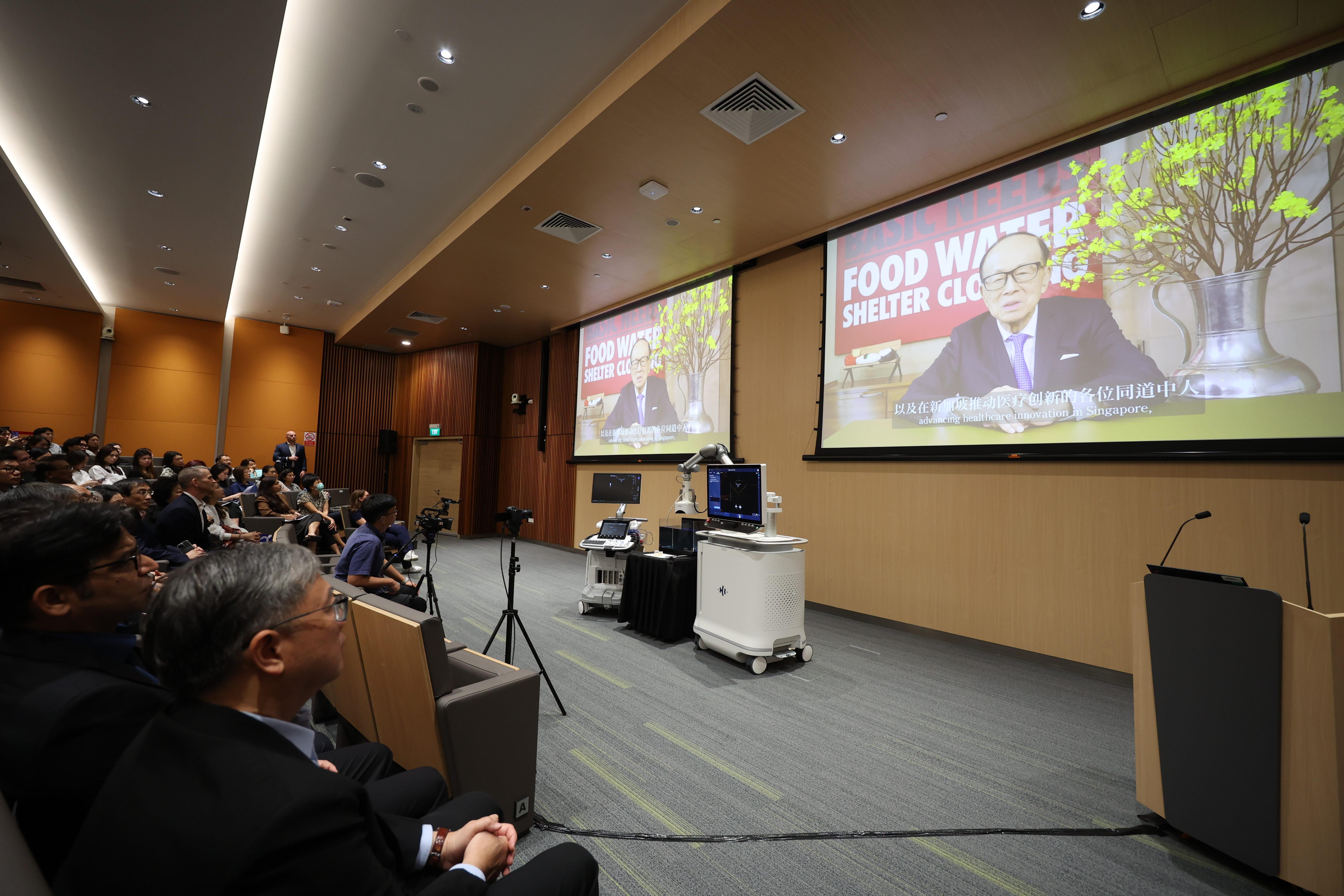 李嘉誠發表預錄短片祝賀,再次形容該Histotripsy機器「不可思議」。(李嘉誠基金會提供)