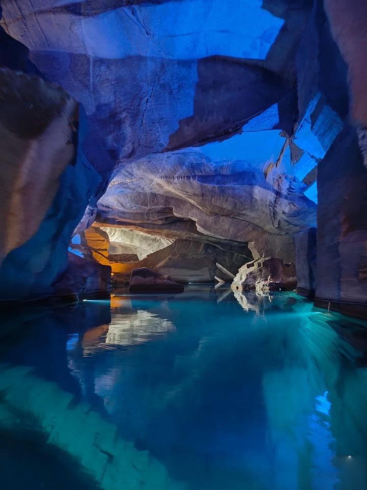 石樵山的石燕岩內的水下礦洞,要划船才能進入。(圖片來源:42907607937@小紅書)