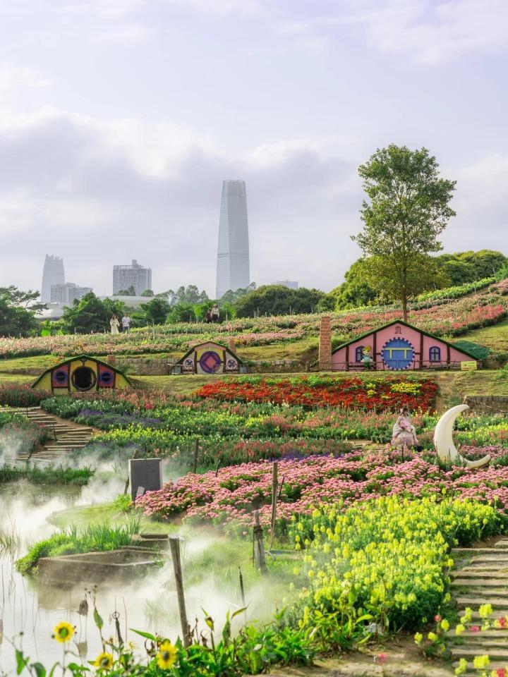 五彩斑爛的花園內,有仿法式木屋,是必去的打卡位。(圖片來源:155460582@小紅書)