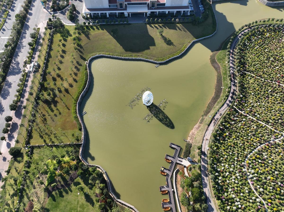 整體項目用地面積82萬平方米,有花、有湖,日間享受大自然風光,晚間則有光影秀,適合假日年輕人乃至一家人休閒旅遊。(圖片來源:視覺中國)