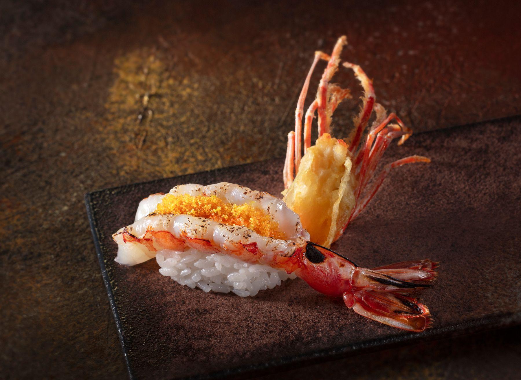炙燒赤海蝦配烏魚籽壽司($38/件)