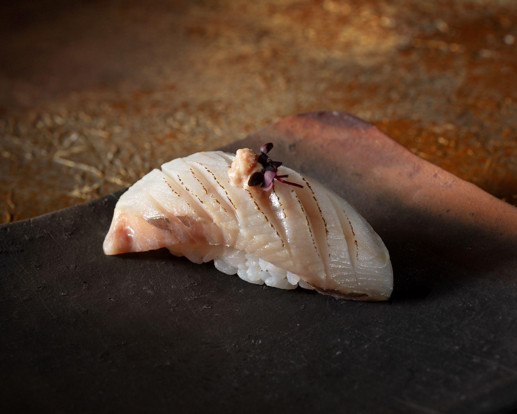 炙燒銀鱈魚配鱈魚肝醬壽司($38/件)供應日期:5月1日至5月28日