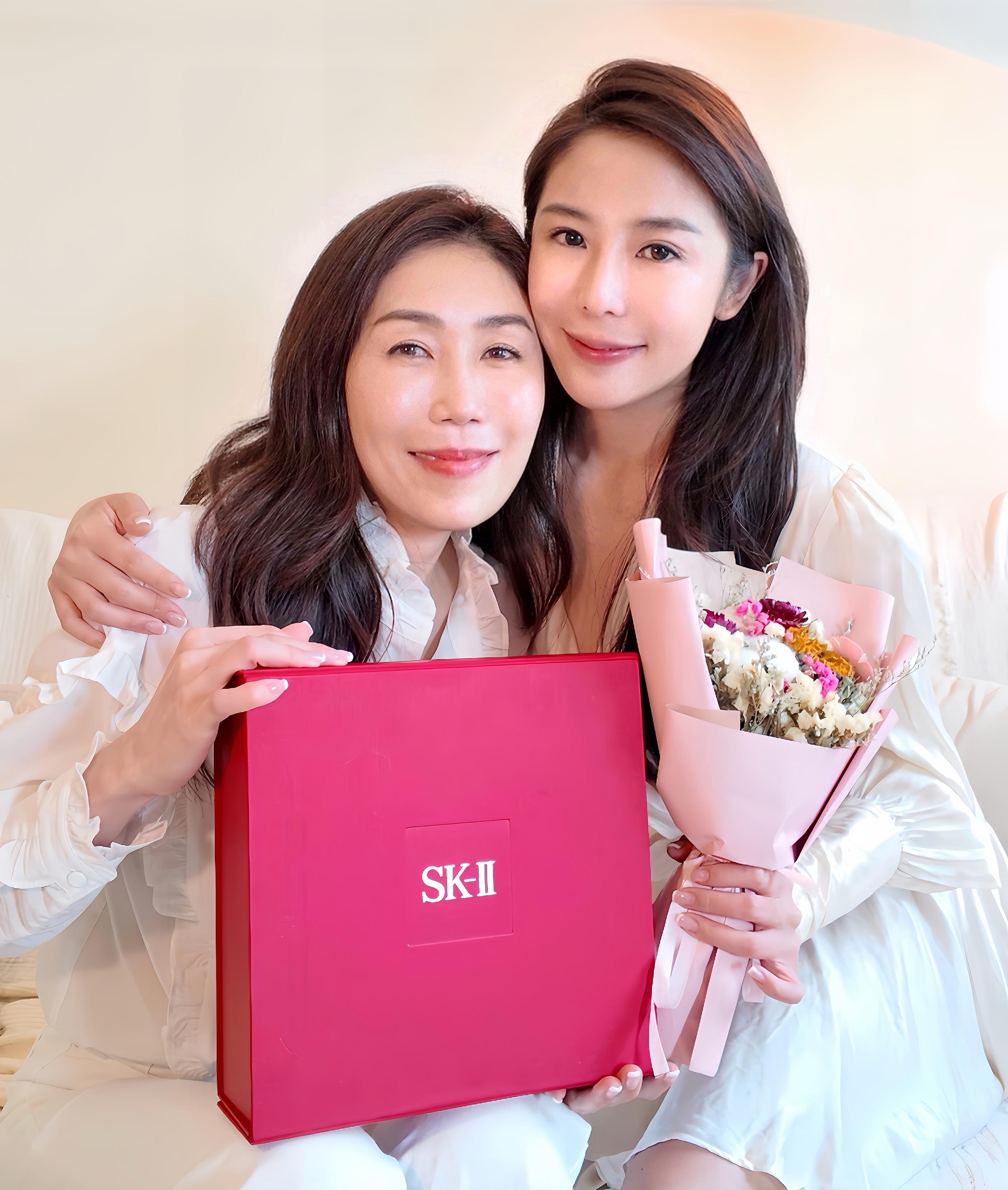 母親節限定禮盒包括禮盒、花束及facial體驗券等。