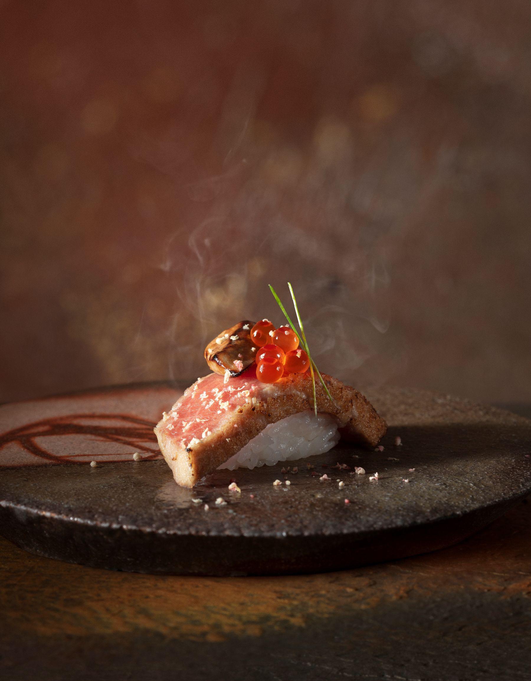 煙熏大吞拿魚腩配飄雪鵝肝壽司($52/件)