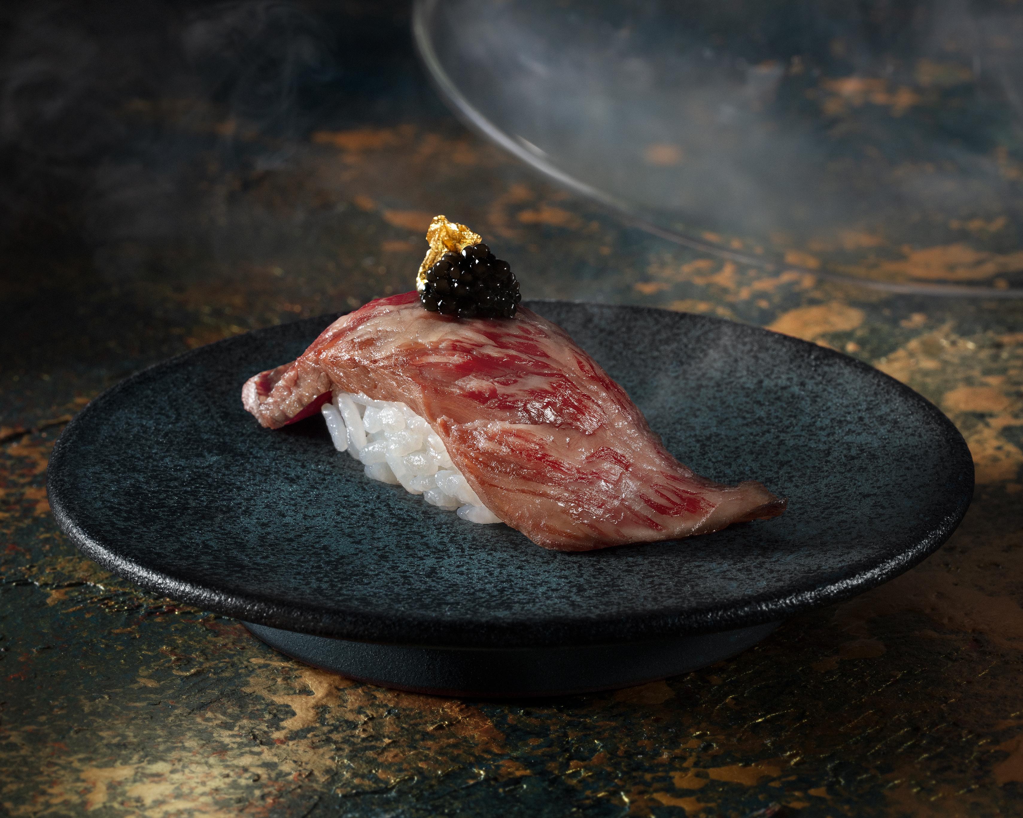 煙熏日本A4和牛配魚子醬壽司($52/件)供應日期:5月1日至5月28日