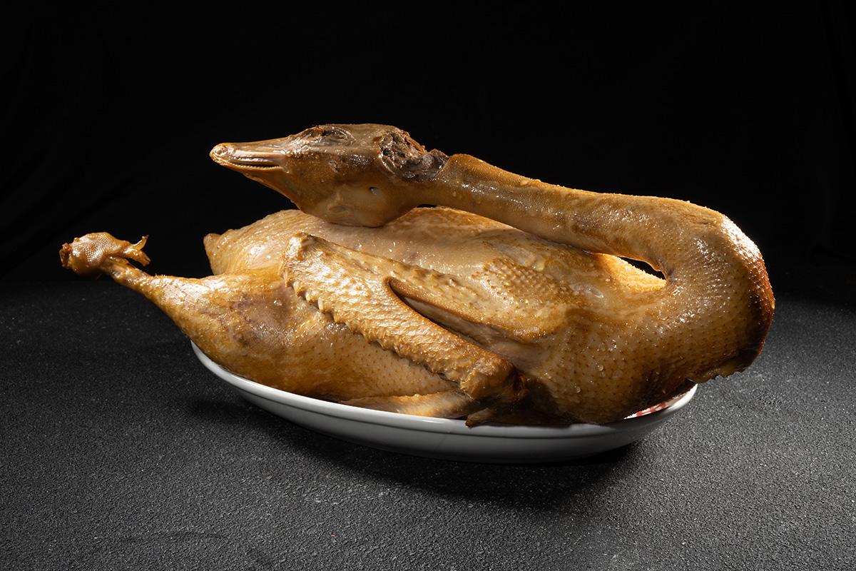 煙燻鵝以傳統煙燻技法慢火燻製