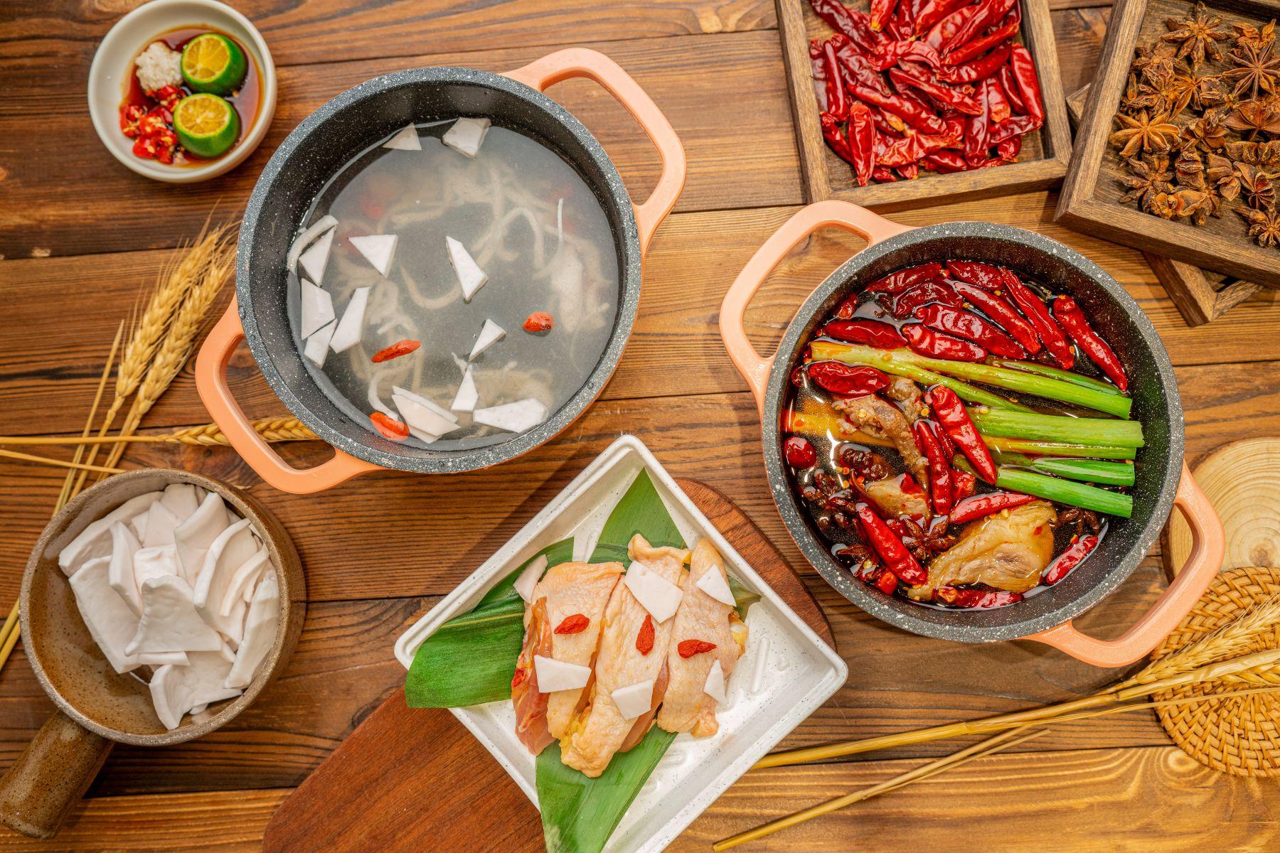 火鍋湯底可選藥膳椰子雞湯鍋或一鼎紅燒牛湯鍋。