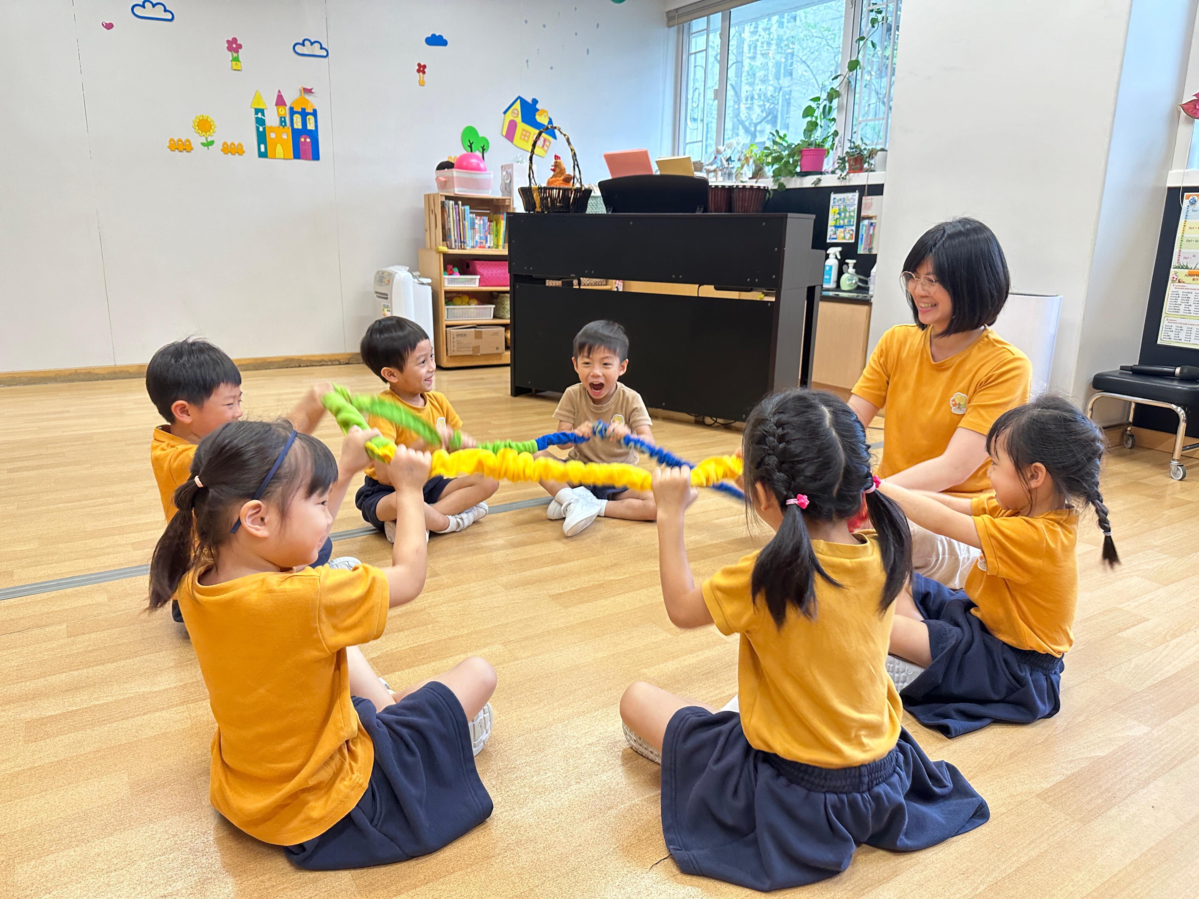 英語音樂課程亦是611生命樹幼稚園的特色之一。(學校提供圖片)