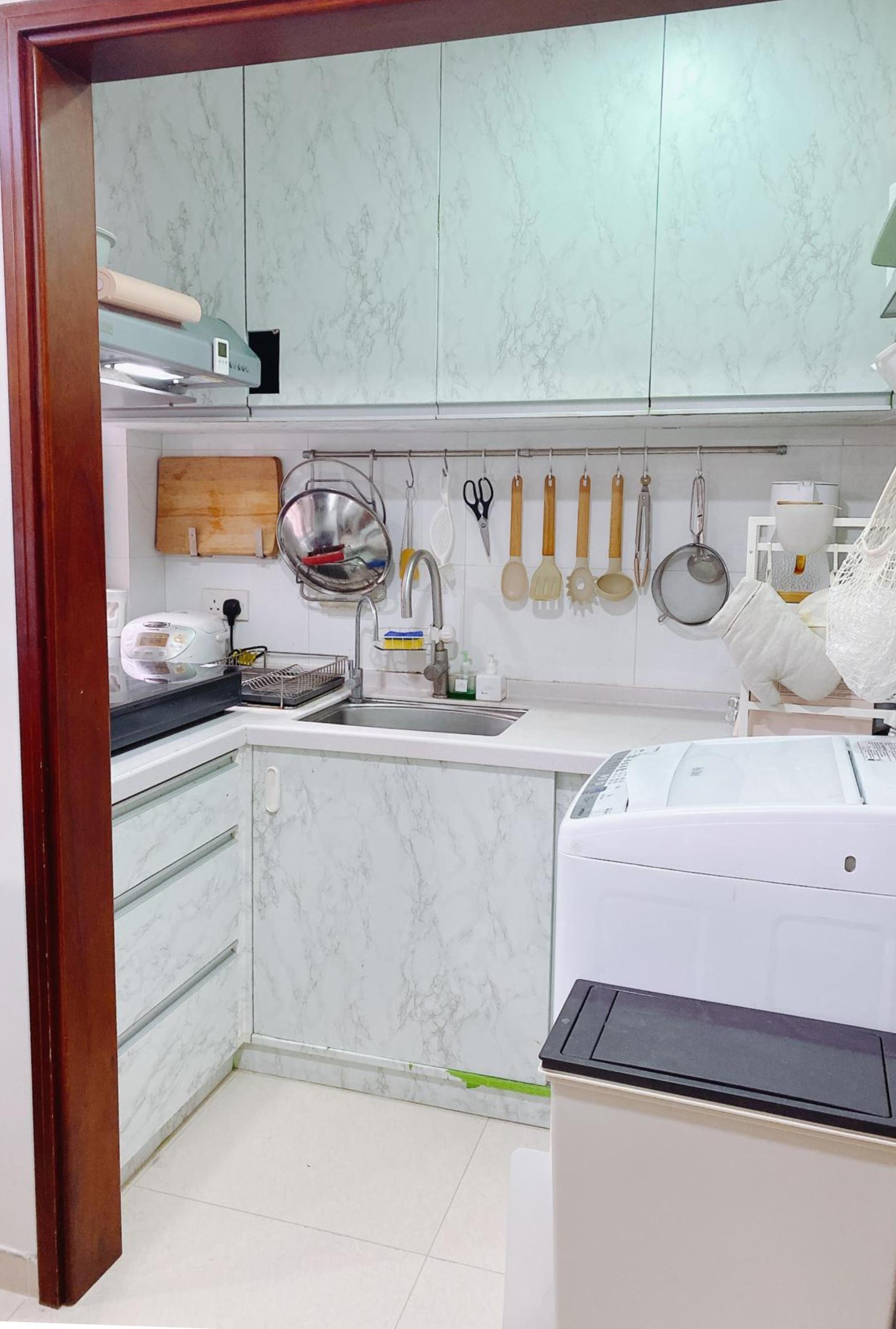 廚房裝修頗新淨,淺色廚櫃及設計,討好實用。