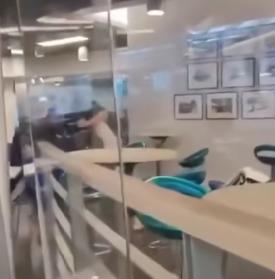 城市大學一名男學生大鬧飯堂,涉多宗罪被捕。(fb「香港突發事故報料區2.0」圖片)