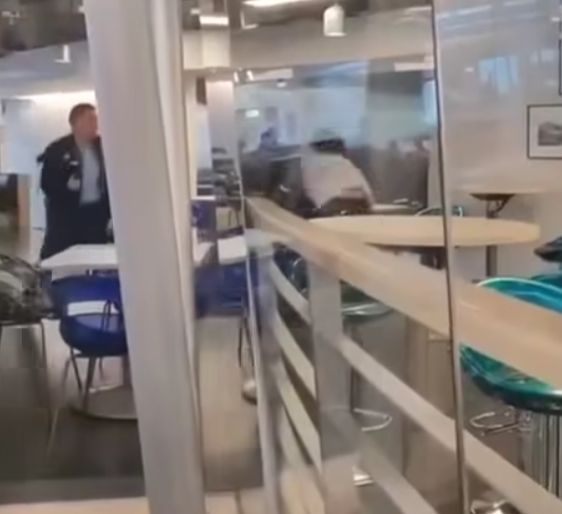 城市大學一名男學生大鬧飯堂,涉多宗罪被捕。(fb「香港突發事故報料區2.0」圖片)